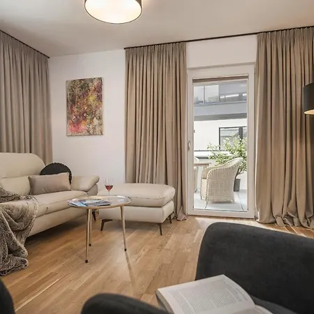 Monas مايرهوفن